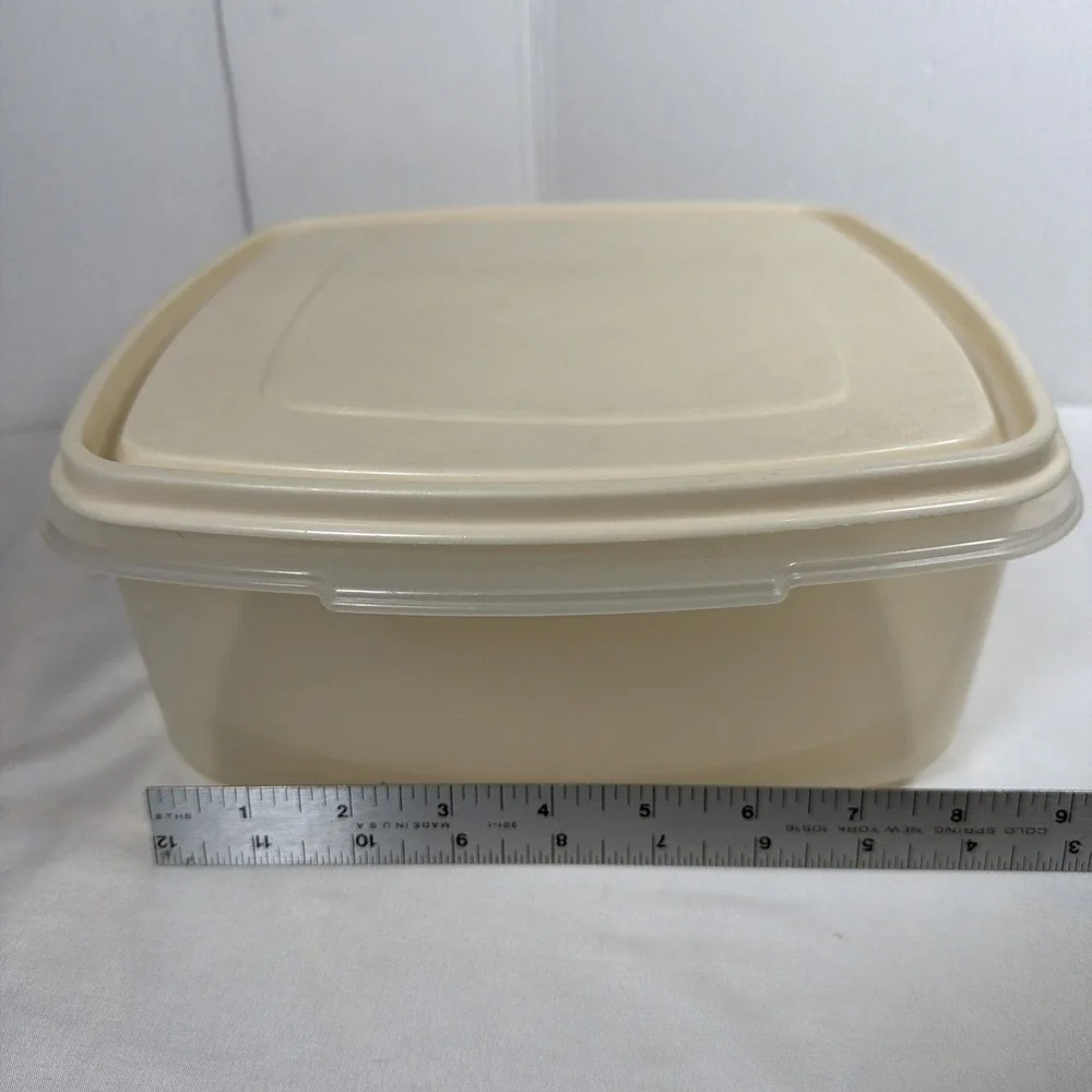 VTG Rubbermaid Servin Saver 19 Cup 4.5L Storage Container Square Almond Lid